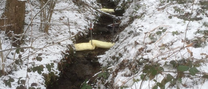 Ölschlieren im Bach nach Verkehrsunfall