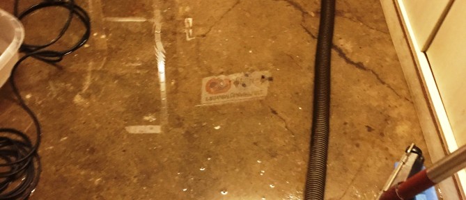 Grundwasser drückt in Keller EFH