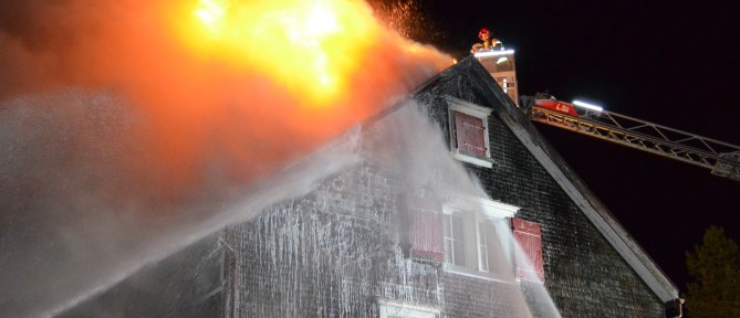 Brand Mehrfamilienhaus bei Föhn