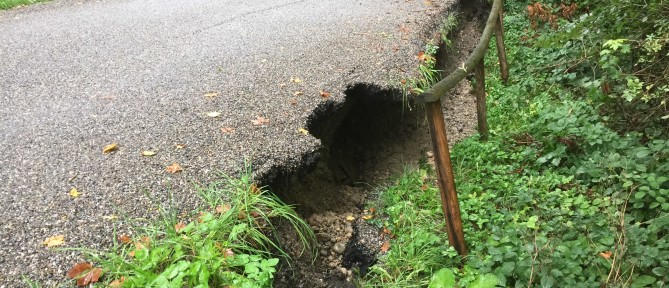 Strassenschulter abgerutscht