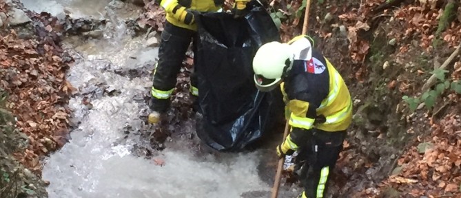 Heizöl in Bach nach Brand