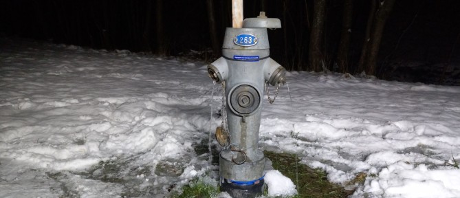 Defekter Hydrant verliert Wasser