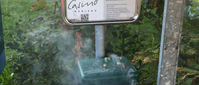 Rauch aus Abfallkübel