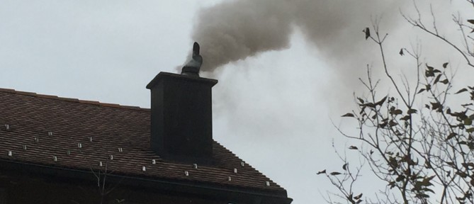 starker Rauch aus Kamin