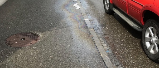 Strassenverschutzung durch ausgelaufenes Öl