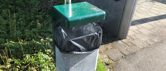 Abfalleimer brennt